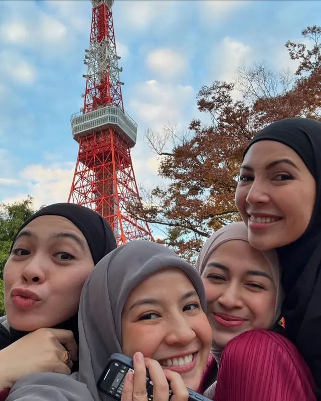 10 Potret kompak geng Rahayu saat ngumpul bareng, momen liburannya curi perhatian