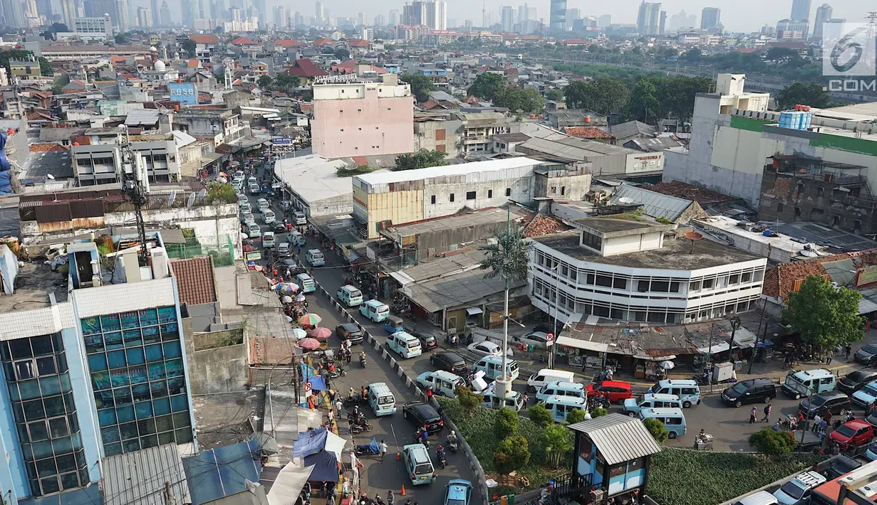 Kendaraan terjebak macet di kawasan Tanah Abang, Jakarta, Selasa (21/5). Laporan Oxford Economics berjudul Global Cities 2018 menyebut Jakarta akan jadi kota dengan jumlah penduduk terbesar di dunia pada 2035, yakni 38 juta jiwa. (Liputan6.com/Immanuel Antonius)