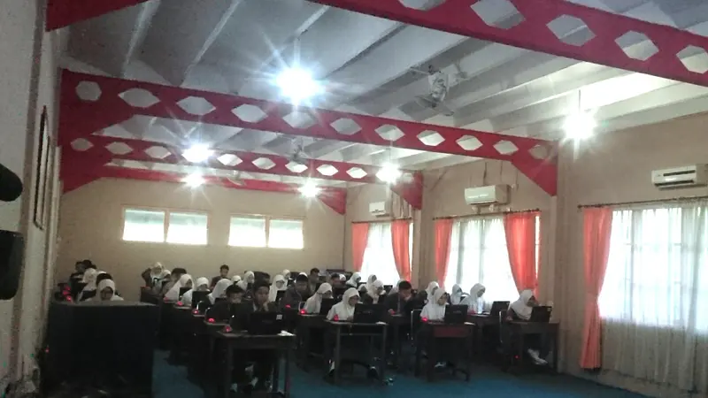 Siswa SMAN 1 Palembang mengikuti Ujian Nasional Berbasis Komputer (Liputan6.com/Nefri Inge)