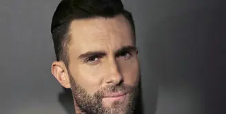 Adam Levine memakai setelan formal ‘suit and tie’ saat acara pemutaran perdana film 'Begin Again' di Tribeca Film Festival, New York (26/4/2014).