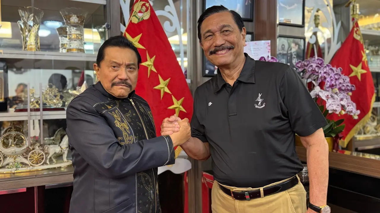 Mantan Kepala Badan Intelijen Negara (BIN) AM Hendropriyono bertemu dengan Ketua Dewan Ekonomi Nasional (DEN) Luhut Binsar Pandjaitan di kediamannya, Jakarta.