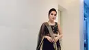 Ayu Ting Ting tampil dibalut kain sari India berwarna hitam dengan sentuhan warna emas yang mewah. Cantik memesona, Ayu Ting Ting menyempurnakan penampilannya dengan gaya rambut yang serasi. [Foto: Instagram/ayutingting92]