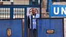 Seorang karyawan PBB berdiri di sebuah sekolah PBB di kamp Jalazone di utara Ramallah di Tepi Barat yang diduduki Israel, pada 4 November 2024. (Zain JAAFAR/AFP)