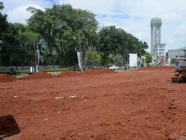 Pekerja mengunakan alat berat meratakan tanah untuk pelebaran jalan dan pembuatan alun-alun di depan Kantor Wali Kota Tangerang Selatan, Banten, Senin (30/11/2020). Pemkot Tangsel rencananya akan membangun alun-alun seluas 20 hektare untuk bisa nampung kegiatan warga. (merdeka.com/Dwi Narwoko)