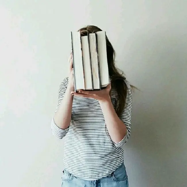 Buku bisa jadi salah satu penghilang bosan. (via. Pinterest)
