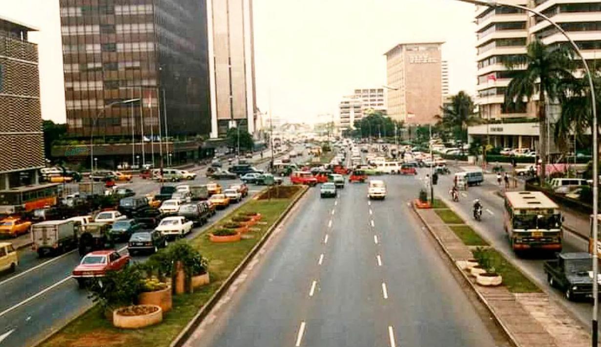 Perempatan Sarinah, ada yang masih ingat? (Source: Instagram/@groupotomotif1990)