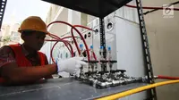 Petugas memasang instalasi Gaslink PGN di Gedung Kementerian BUMN, Jakarta, Senin (9/10). Gaslink merupakan inovasi PGN memperluas pemanfaatan gas bumi ke masyarakat, salah satunya melalui pendistribusian gas tanpa melalui pipa (Liputan6.com/Angga Yuniar)