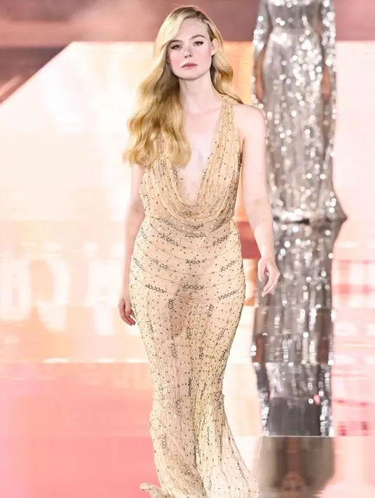Sementara  Elle Fanning tampak seperti dewi dalam balutan gaun emas berpayet. Dia memasangkan gaun itu dengan sandal bertali emas, sementara rambutnya ditata dalam gelombang halus. [@ellefan_jp]