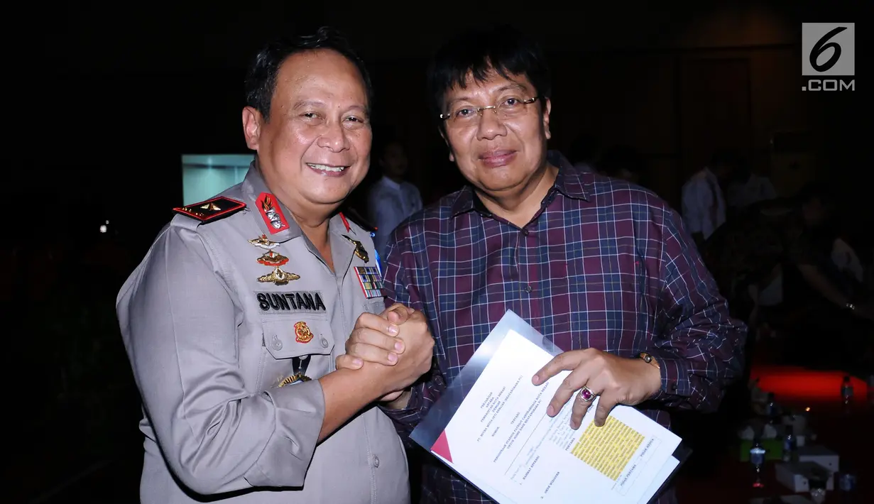 Wakapolda Metro Jaya, Brigjen Pol Suntana bersama Direktur Persija Gede Widiade usai pertemuan bersama manajemen dan pemain serta perwakilan suporter di Jakarta, Senin (19/6). Pertemuan mengedukasi para suporter Persija, (Liputan6.com/Helmi Fithriansyah)