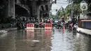 Kondisi banjir di Jalan RE Martadinata, Ancol, Jakarta, Selasa (9/11/2021). Banjir yang terjadi sejak 4 November 2021 masih menggenangi Jalan RE Martadinata, tepatnya di seberang Aston Mediterania. (merdeka.com/Iqbal S. Nugroho)