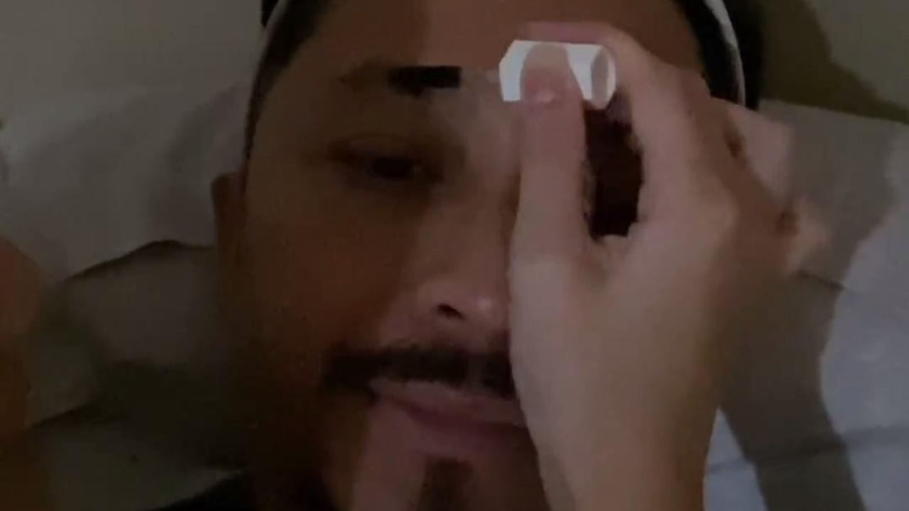 Ferry Maryadi Dipakaikan Masker - Perawatan ala Salon oleh Harleyava Princi, Muka Terlihat Pasrah