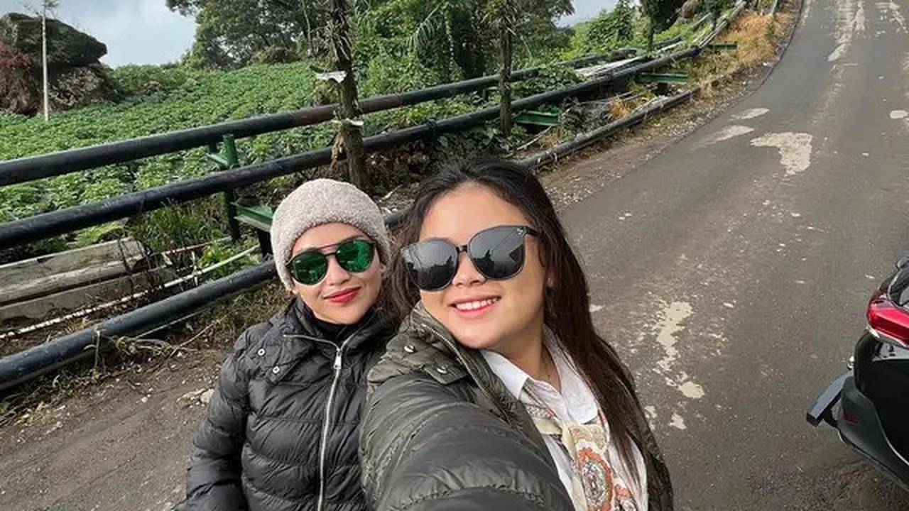 9 Potret Kenangan Mpok Alpa dan Sherly Anak Sulungnya, dari Momen Penuh Keceriaan hingga Perpisahan