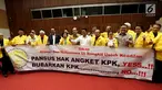 Ketua Pansus Hak Angket dan sejumlah alumni serta mahasiswa UI membentangkan spanduk di Ruang Rapat KK-I RDPU, Kompleks Parlemen, Senayan, Jakarta, Senin (10/7). Mereka menyampaikan pernyataan sikap dukungan ke Pansus Angket KPK (Liputan6.com/Johan Tallo)