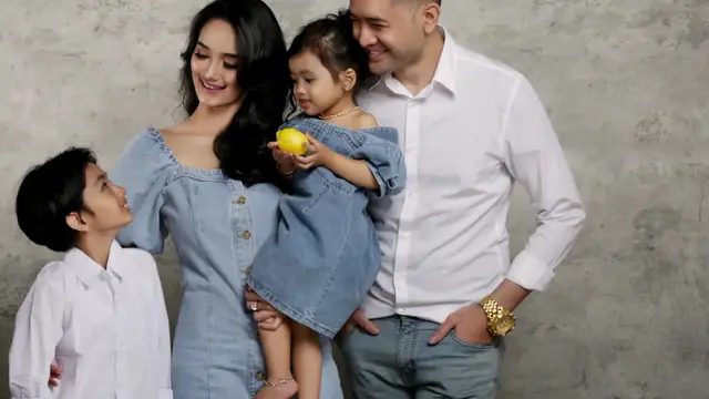 7 Pemotretan Keluarga Faby Marcelia Bersama Buah Hati yang Selalu Tampil Keren