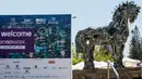 Penampakan replika patung kuda troya bernama "Cyber Horse" yang terbuat dari ribuan komputer dan komponen ponsel yang terinfeksi virus, yang dipajang di pintu masuk konferensi Cyber Week tahunan di Tel Aviv University, Israel, Senin (20/6).(Jack GUEZ/AFP)