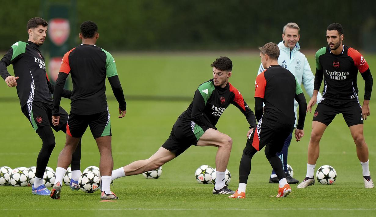 Pemain Arsenal, Declan Rice (tengah) berusaha merebut bola saat melakukan rondo pada latihan jelang laga lanjutan Liga Champions melawan PSG di Arsenal Training Centre, Hertfordshire, Inggris, Selasa (01/10/2024). (AP Photo/PA/Bradley Collyer)