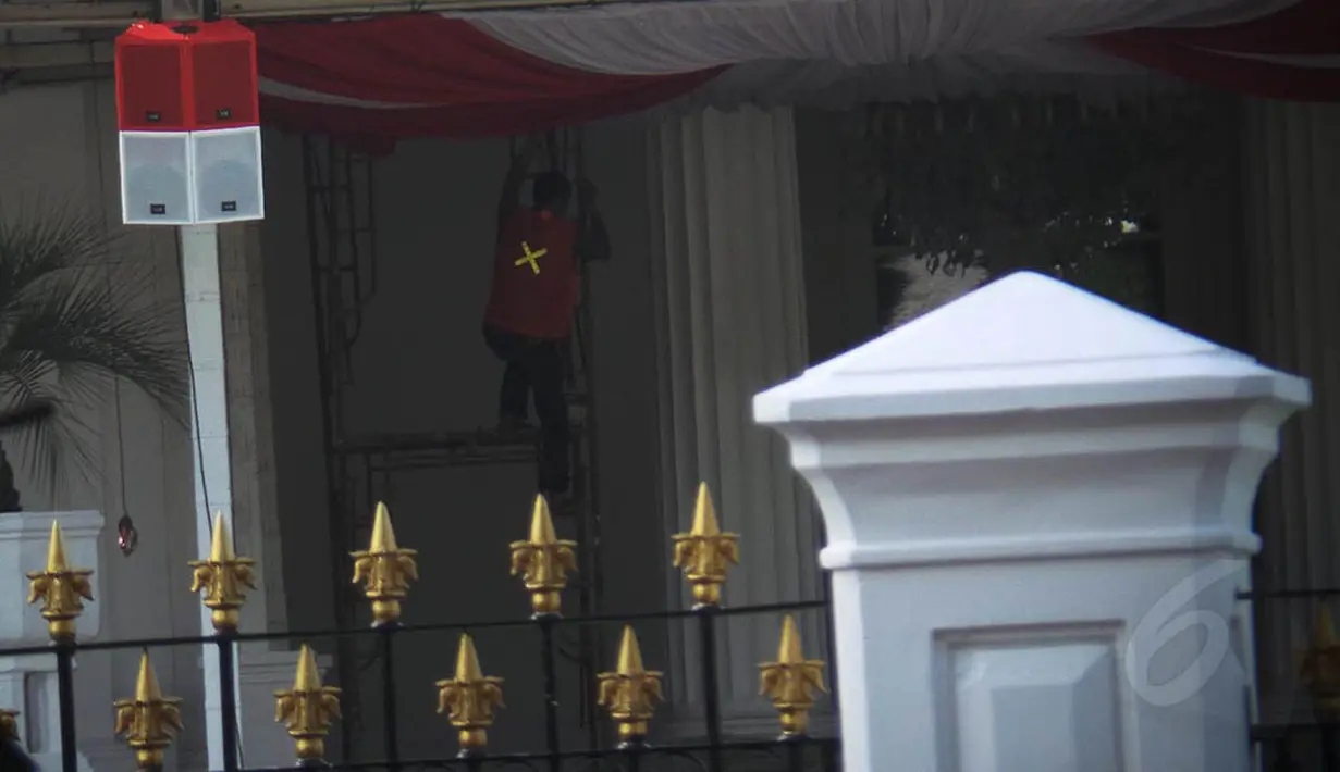 Para pekerja sibuk mempercantik Istana Negara dengan mempersiapkan tenda besar, Kamis (7/8/14). (Liputan6/com/Faizal Fanani)
