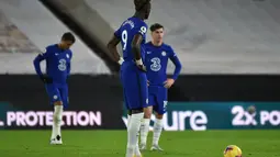 Penyerang Chelsea, Tammy Abraham (depan) usai Wolverhampton Wanderers mencetak gol kedua pada pertandingan lanjutan Liga Inggris di Stadion Molineux di Wolverhampton, Inggris, Rabu (16/12/2020). Chelsea kalah 1-2 atas Wolverhampton Wanderers. (Rui Vieira / POOL / AFP)
