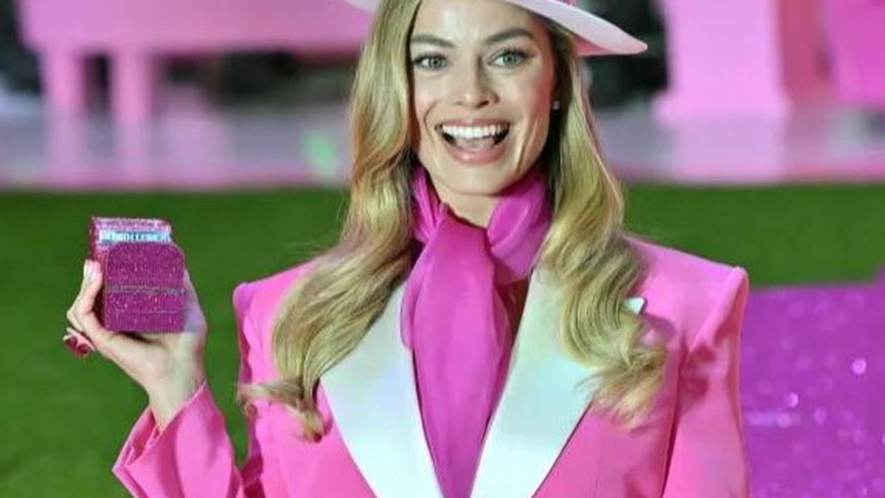 Barbie dibintangi aktris asal Australia, Margot Robbie. Film yang terinspirasi dari boneka plastik ini dijadwalkan mulai pemutaran di bioskop-bioskop Vietnam pada 21 Juli mendatang, hari yang sama dengan rilis di Amerika Serikat.