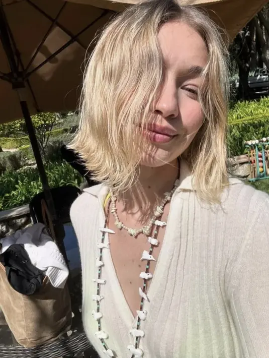 Gigi Hadid menata rambutnya secara effortless. Ia membiarkan ikal pada rambutnya yang terlihat begitu nyata. [Foto: Instagram/ Gigi Hadid]
