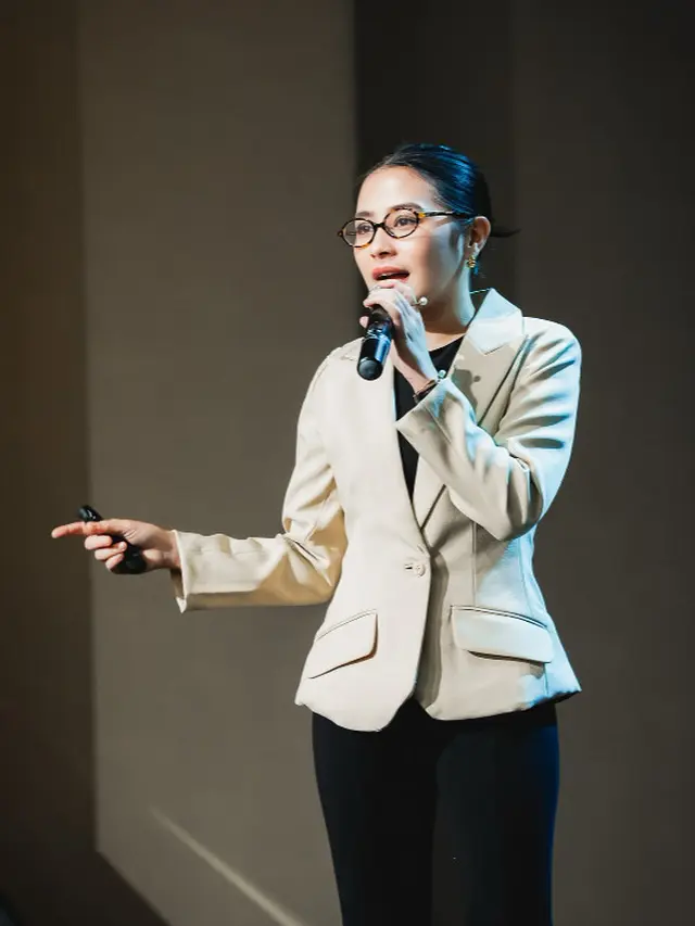 Gaya Berkelas Prilly Latuconsina Pakai Blazer