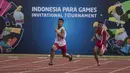 Pelari Indonesia, Laksana Muhamad Agung (kiri), beradu cepat dengan Muhaimi Yahya, pada Invitational Tournament Asian Para Games cabang atletik nomor 200 meter T 36/37 di Stadion Madya, Jakarta, Sabtu (30/6/2018). (Bola.com/Vitalis Yogi Trisna)