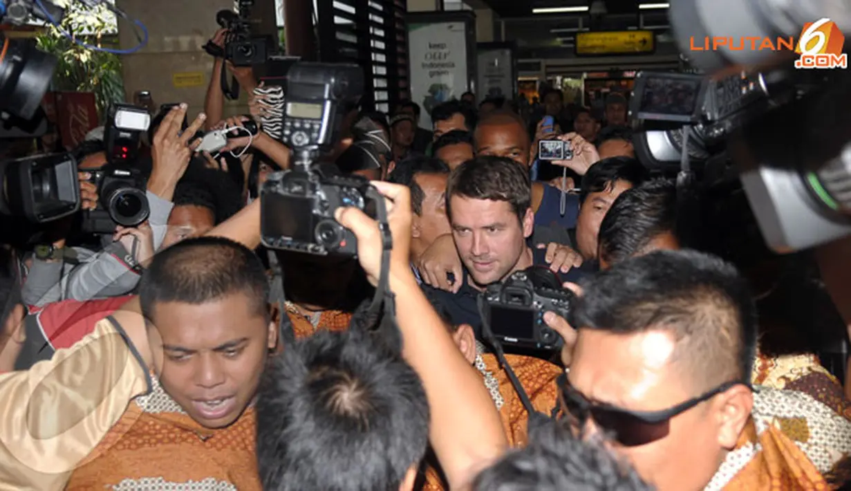 Pihak keamanan yang akan keluar melakukan dengan mendorong barisan wartawan. Kericuhan kecil pun sempat terjadi (Liputan6.com/Helmi Fithriansyah)