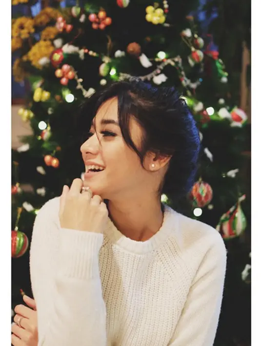 Seperti selebriti yang lainnya, Naysila Mirdad pun yang bergaya di depan pohon Natal tak luput mengucapkan selamat Hari Natal beserta harapan yang baik di Natal kali ini. (Instagram/Naymirdad)