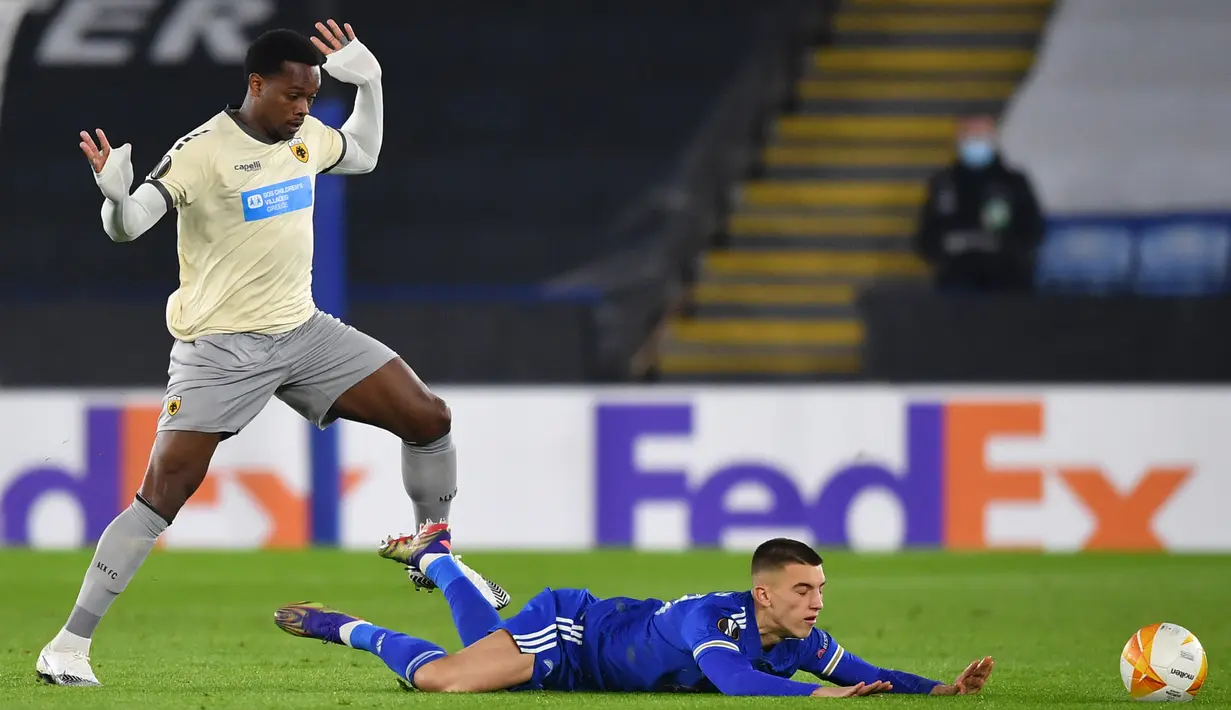 Striker AEK Athens, Levi Garcia (kiri), melanggar bek Leicester City, Luke Thomas, dalam laga lanjutan Liga Europa 2020/21 Grup G di King Power Stadium, Kamis (10/12/2020). AEK Athens kalah 0-2 dari Leicester City. (AFP/Ben Stansall)