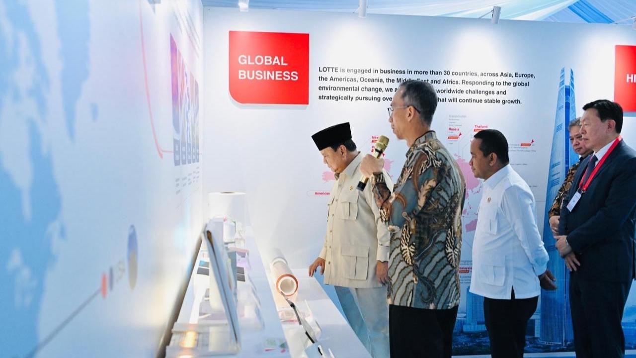 Menteri ESDM Bahlil Lahadalia saat mendampingi Presiden Prabowo Subianto meresmikan pabrik petrokimia Lotte Chemical Indonesia (LCI) di Cilegon