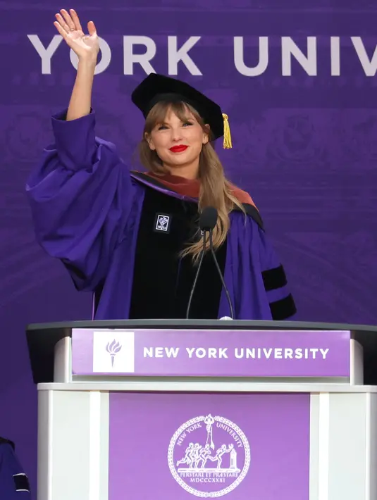 Penyanyi Taylor Swift menyampaikan pidato pada upacara pembukaan New York University untuk angkatan 2022 di Yankee Stadium, New York, Amerika Serikat, 18 Mei 2022. (Dia Dipasupil/Getty Images/AFP)