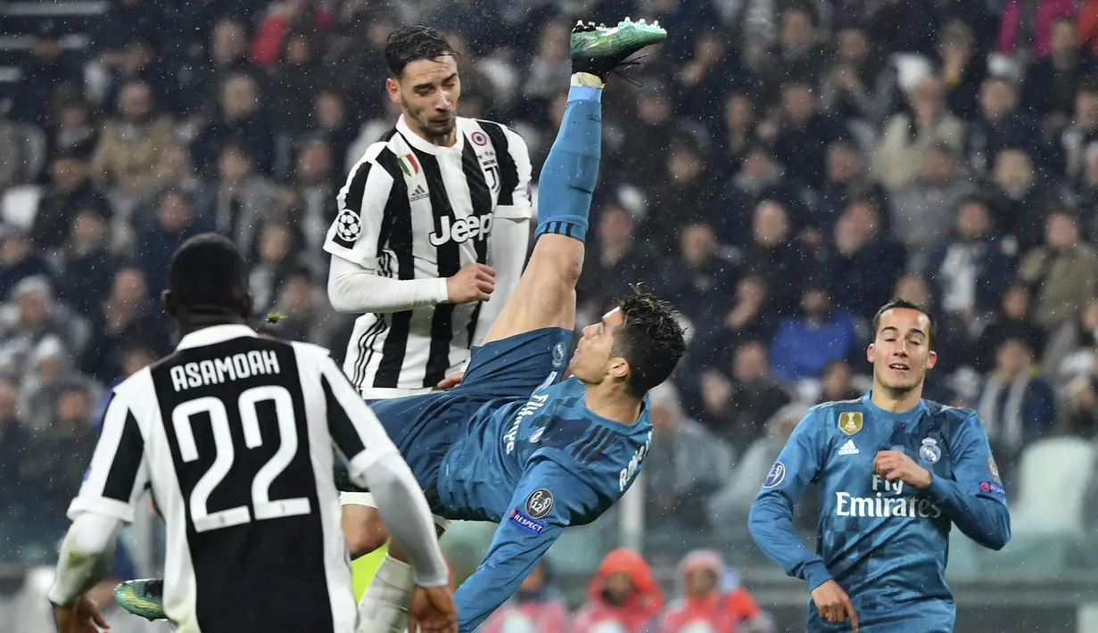 Striker Real Madrid, Cristiano Ronaldo, melakukan tendangan salto saat mencetak gol ke gawang Juventus pada laga Liga Champions di Stadion Allianz, Selasa (3/4/2018). Juventus takluk 0-3 dari Real Madrid. (AFP/Alberto Pizzoli)