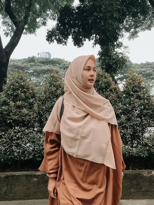 Sejumlah penggemar dan rekan artis begitu takjub dan terkesima dengan penampilan Paula Verhoeven yang manglingi. Di kolom komentar netizen menyebut penampilan wanita 35 tahun itu dalam balutan hijab terlihat adem. (Liputan6.com/IG/@paula_verhoeven)