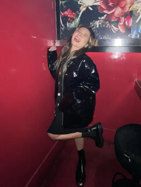 Dengan aksen jaket dan boots, Shalom hadirkan pesona gaya yang menjanjikan. [Foto: Instagram/ sharazaaa]