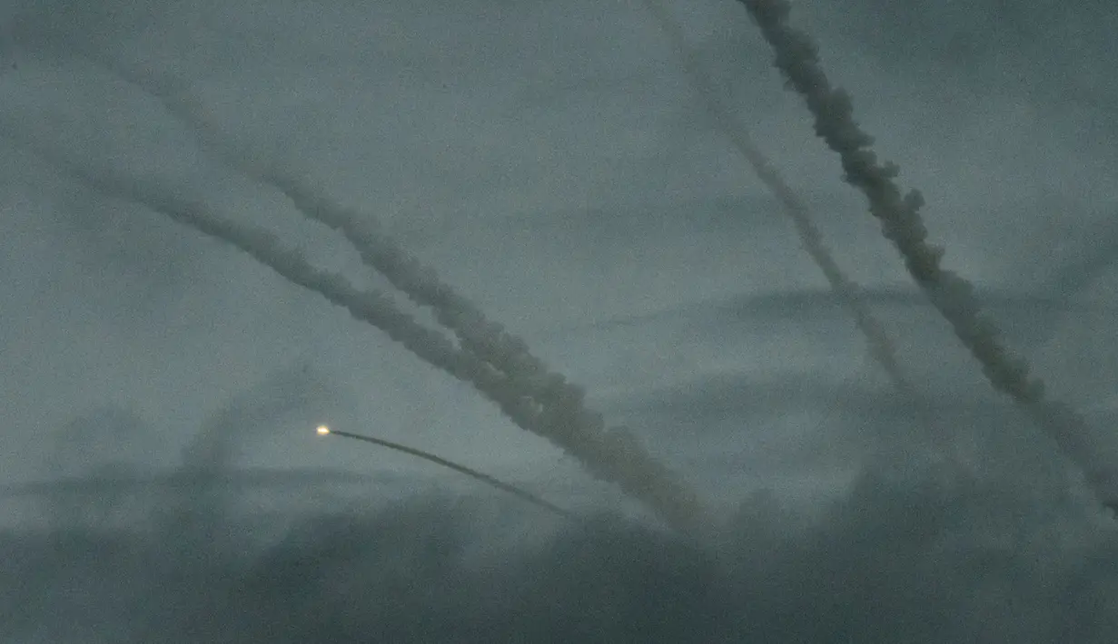 Tentara Rusia menembakkan misil selama latihan militer Vostok-2018 di Tsugol, Siberia timur, Kamis (13/9). Skala Vostok-2018 setara dengan kekuatan yang dikerahkan di salah satu pertempuran besar Perang Dunia II. (AFP/Mladen Antonov)