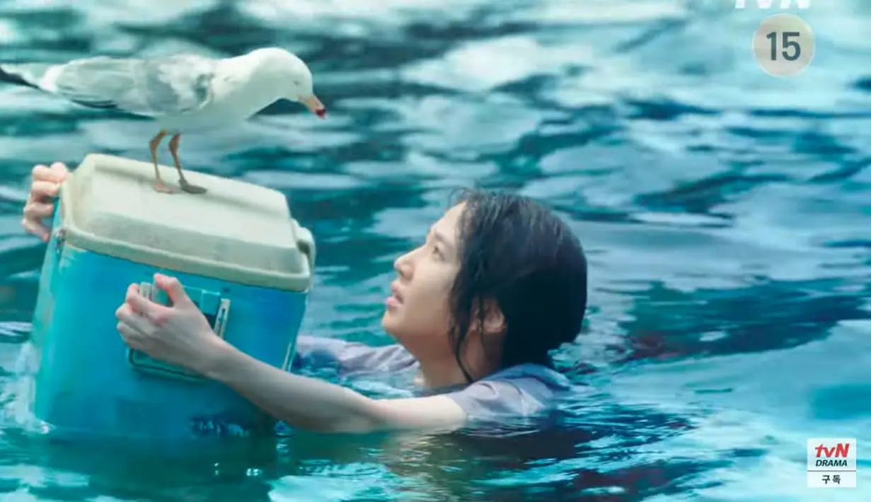 Ia mengasah kapasitas dan kekuatan paru-parunya dengan berenang di laut dan memanfaatkan sampah yang terbawa arus ke tepi pantai sebagai kebutuhan sehari-hari. (Foto: Instagram/ tvn_drama)