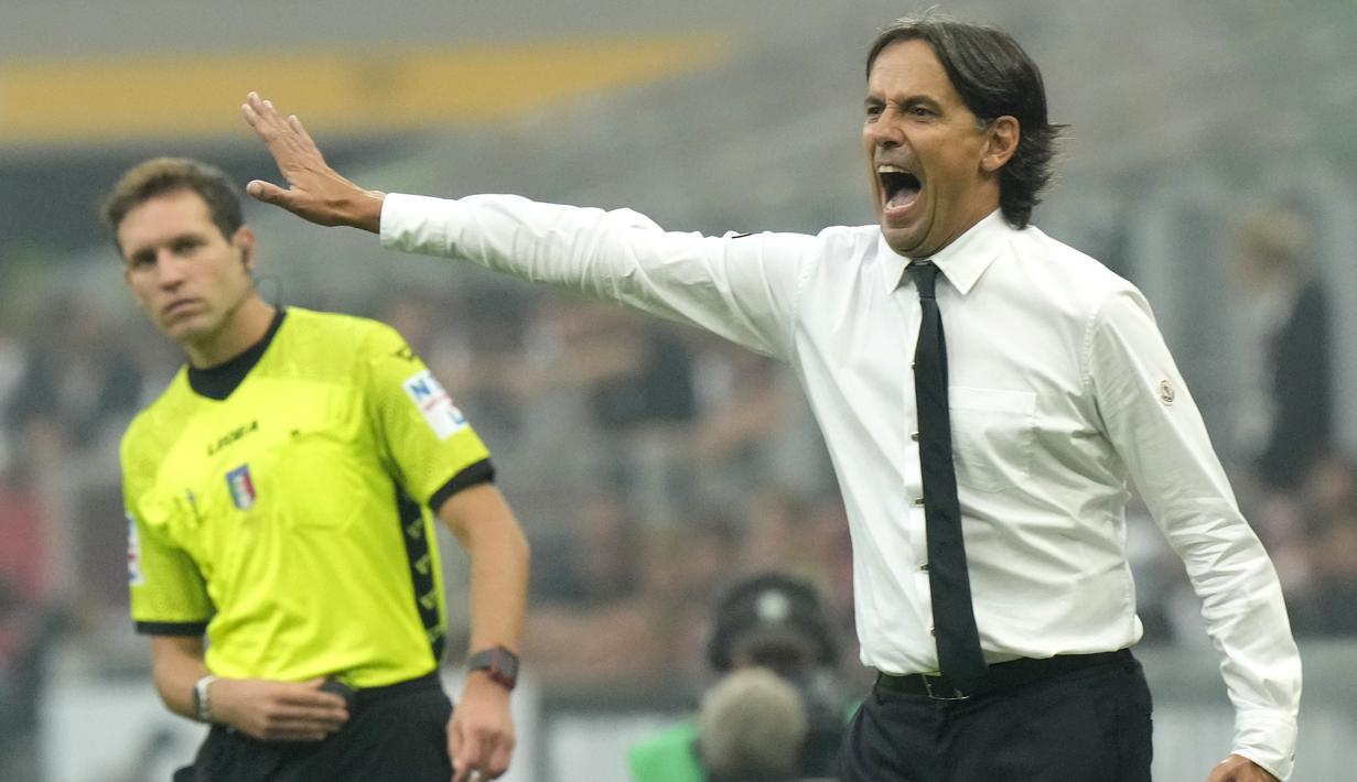 Derby Milan menjadi salah satu pertandingan yang keras sehingga pelatih Inter Milan, Simone Inzaghi harus mendapatkan kartu kuning pada menit ke-71. (AP Photo/Luca Bruno)