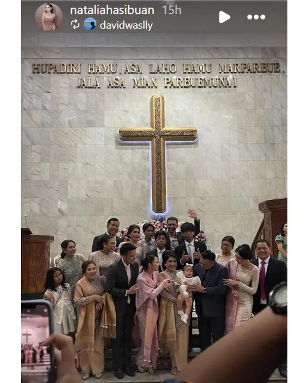 6 Potret Jessica Mila di Pembaptisan Putrinya, Padukan Songket dan Kebaya Pink