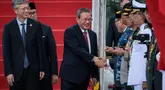 Perdana Menteri China Li Qiang (tengah) disambut saat tiba di Bandara Internasional Halim Perdanakusuma, Jakarta pada Sabtu 24 Mei 2025. (YASUYOSHI CHIBA/AFP)