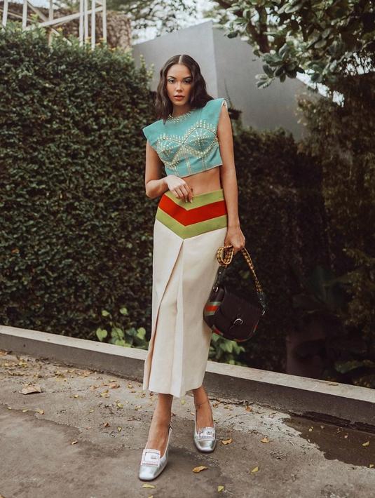 Bahkan wanita 24 tahun ini tetap fashinobale dengan outfit warna-warni. OOTD-nya bisa jadi inspirasi outfit untuk hangout sehari-hari. Dirinya dipuji tampil stunning tanpa aksesoris berlebihan.(Liputan6.com/IG/@alyssadaguise)