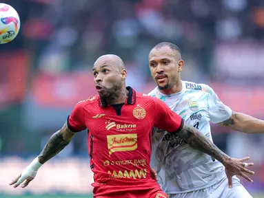 Pemain Persija Jakarta, Gustavo Almeida (kiri) berebut bola dengan pemain Persib Bandung, Gustavo Franca dalam laga lanjutan BRI Liga 1 2024/2025 di Stadion Patriot Candrabhaga, Bekasi, Minggu (16/02/2025). (Bola.com/M Iqbal Ichsan)