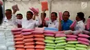 Menko Polhukam Wiranto (kedua kiri) dan Kepala BNN Budi Waseso (tengah) menujukkan barang bukti narkotika yang berhasil disita di Gedung 745 Teknik Sanitasi Angkasa Pura II Bandara Soekarno Hatta, Banten, Kamis (28/12). (Liputan6.com/JohanTallo)