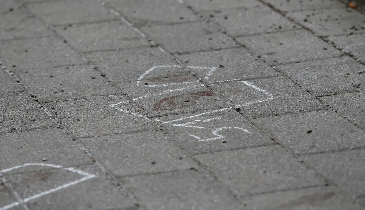 Sebuah jejak kaki ditandai di lokasi penyerangan di stasiun kereta komuter S-Bah di Grafing, kota di Munich, Jerman selatan, Selasa (10/5). Saksi mata mengatakan, pelaku penusukan meneriakkan “Allahu Akbar” saat melakukan aksinya. (REUTERS/Michaela Rehle)