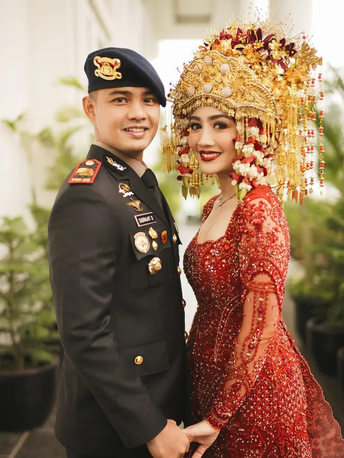 6 Pesona Glamor Febby Rastanty dalam Balutan Adat Palembang di Resepsi Pernikahan Bersama Drajad Djumantara