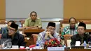 Menteri Agama Lukman Hakim (tengah) mengikuti rapat kerja dengan Komisi VIII DPR di Kompleks Parlemen, Jakarta, Rabu (9/9/2015). Rapat itu membahas Rencana Kerja & Anggaran Kementerian Lembaga (RKAKL) Kemenag Tahun 2016.(Liputan6.com/Johan Tallo)