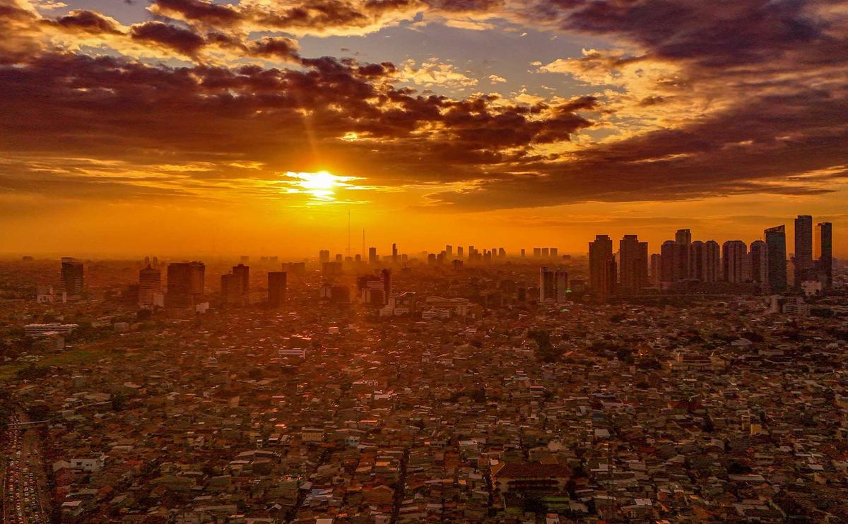 Keindahan Kota Jakarta yang Padat Penduduk di Kala Senja