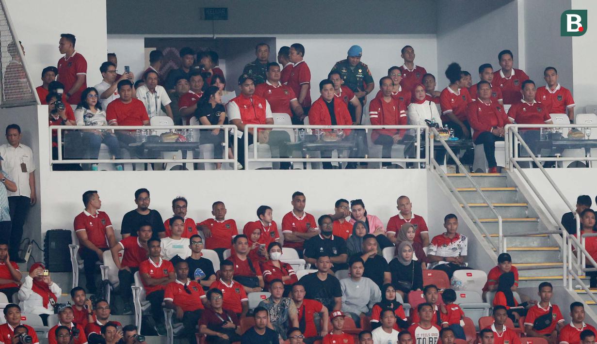 <p>Presiden RI Joko Widodo (kanan) didampingi Ketua Umum PSSI, Erick Thohir dan Menpora Dito Ariotedjo menyaksikan laga putaran pertama Kualifikasi Piala Dunia 2026 Zona Asia antara Timnas Indonesia menghadapi Brunei Darussalam di Stadion Utama Gelora Bung Karno (SUGBK), Kamis (12/10/2023) malam WIB. (Bola.com/M Iqbal Ichsan)</p>