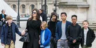 Angelina Jolie tak masalah ketika banyak berita yang mengatakan dirinya sangat memanjakan anak-anak. (Who What Wear)