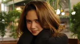 Melalui caption di unggahannya, Tissa menulis, “no effect no makeup, just me.” Ungkapan ini semakin mempertegas bahwa ia tidak bergantung pada riasan untuk terlihat cantik, membuat para penggemar semakin kagum. (Liputan6.com/IG/@tissabiani)