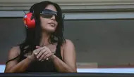 Tokoh reality TV AS, Kim Kardashian, menghadiri sesi kualifikasi di sirkuit jalanan Monako di Monako, menjelang Grand Prix F1 Monako, pada 6 Juni 2026. (Jakub Porzycki/POOL/AFP)